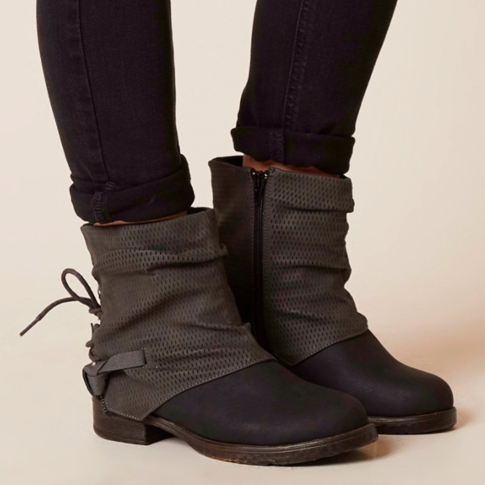 BKE sole black boots